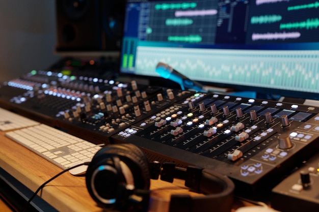Mischen und Bearbeiten von Soundtracks in einer modernen Studioumgebung