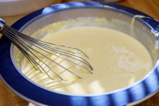 Mischen von Butter und Zucker in der Schüssel mit Rührmaschine, Bäckerei machen