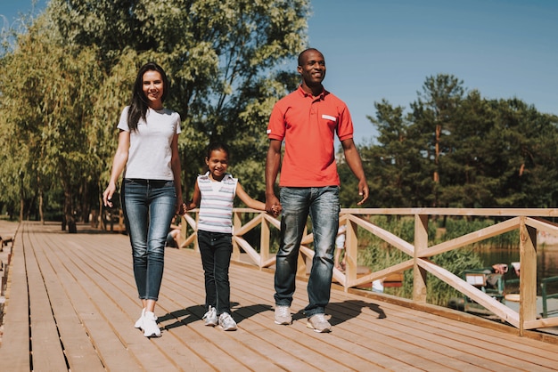 Mischfamilie stehen draußen am Wochenende still.