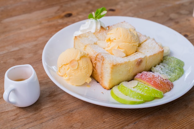 Mischfrucht und Honey Toast mit Eiscreme