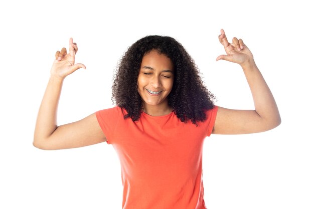 Mischlingsfrau mit süßen Afro-Haaren