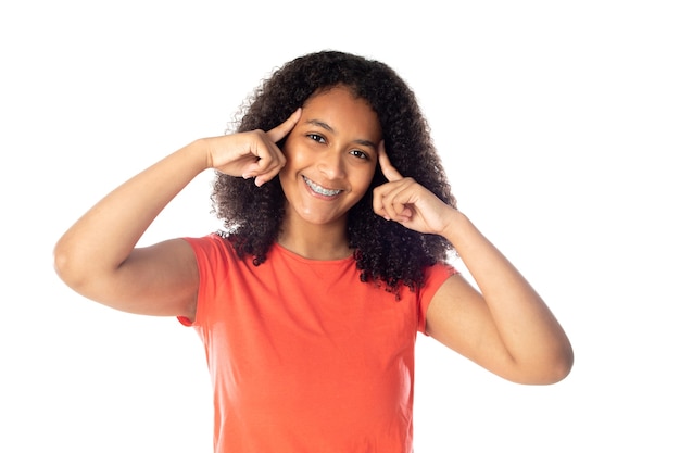 Mischlingsfrau mit süßen Afro-Haaren