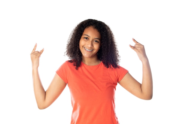 Mischlingsfrau mit süßen Afro-Haaren