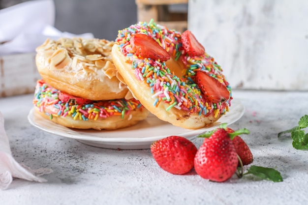 Mischung aus bunten süßen Donuts mit bunten Streuseln