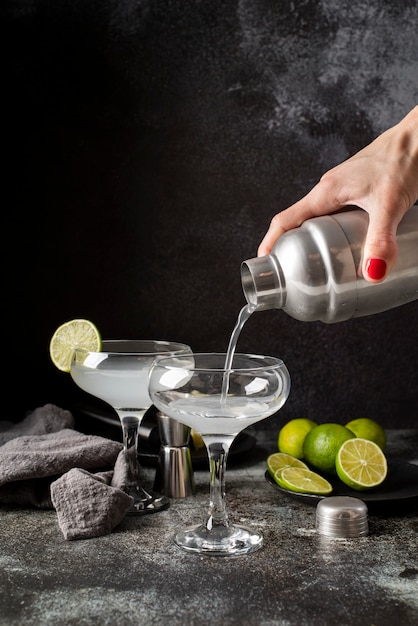 Mischung aus erfrischenden Cocktails mit Limettenscheiben