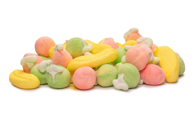 Mischung aus Gelee bunten Bonbons und Marshmallows isoliert auf weißem Hintergrund