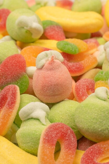 Mischung aus Geleebonbons und Marshmallows isoliert auf weißem Hintergrund