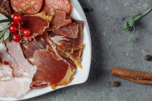 Mischung aus geschnittenem Fleisch auf einem weißen Teller.