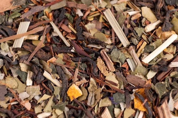 Mischung aus gesundem pflanzlichem Bio-Trocken-Chai-Tee Vollformat als Hintergrundmakro