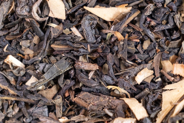 Mischung aus gesundem pflanzlichem Bio-Trocken-Chai-Tee Vollformat als Hintergrundmakro