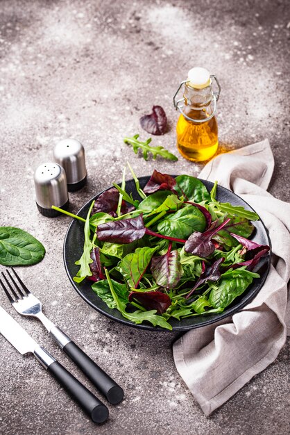 Mischung aus grünen Salatblättern