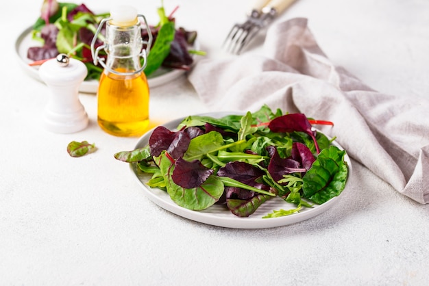 Mischung aus grünen Salatblättern