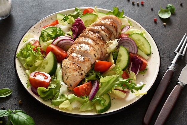 Mischung aus Salat, Tomaten und gegrilltem Hähnchenfilet.