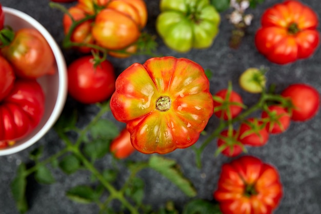 Foto mischung aus tomaten und blättern