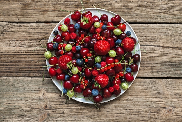 Mischung aus verschiedenen Sommerbeeren. Antioxidantien, Entgiftungsdiät, Bio-Früchte