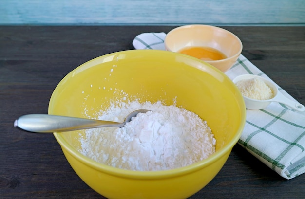 Mischungsschale mit einigen Zutaten zum Backen von brasilianischem Käsebrot oder Pao de Queijo