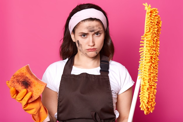 Miserável chateado poses femininas isoladas sobre rosa