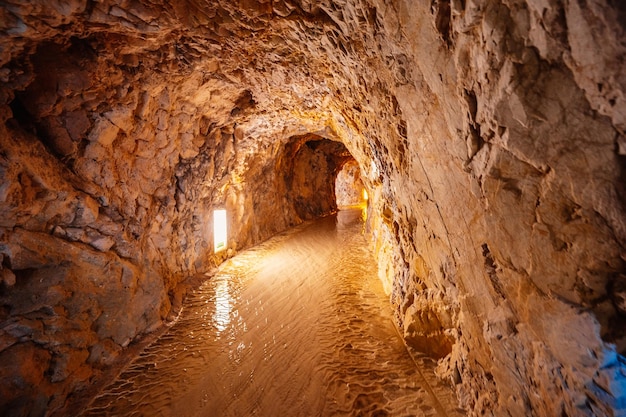 Miskolc Hungría 3 de junio de 2022 Los turistas disfrutan en la cueva con agua termal SPA natural en Hungría en Miskolc Hungría Tubo de roca con agua termal