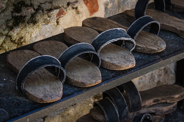 Las mismas zapatillas de madera en una fila se paran