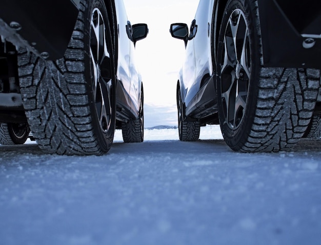 Los mismos autos con diferentes neumáticos con clavos y sin clavos en una nieve