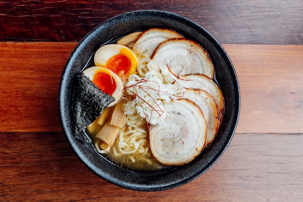 Miso Chashu Ramen: Japanische Nudel in Miso-Suppe mit Chashu-Schweinefleisch, gekochtem Ei, trockenem Algen