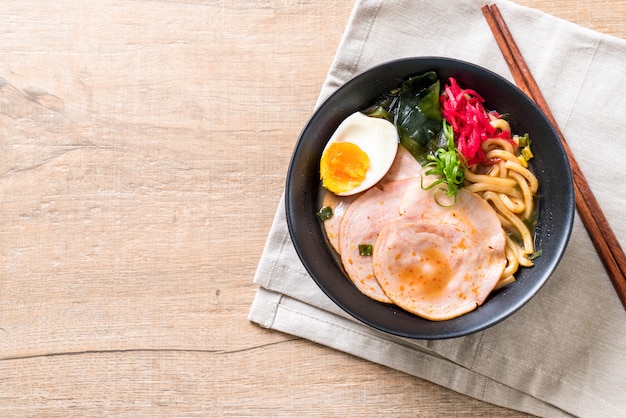 miso picante udon ramen fideos con carne de cerdo