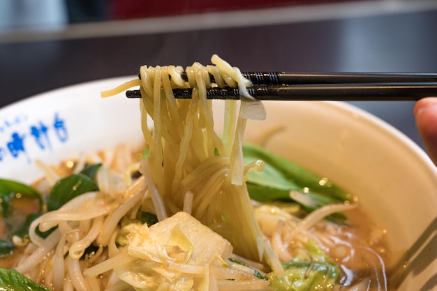 Miso ramen de legumes salteados