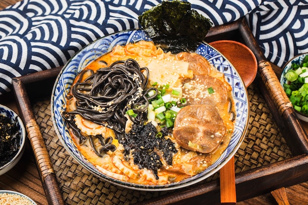 Miso Ramen Macarrão Asiático com Macarrão Frito com Molho de Choco