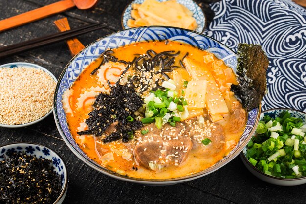 Miso ramen macarrão asiático comï ¼ macarrão frito com molho de choco