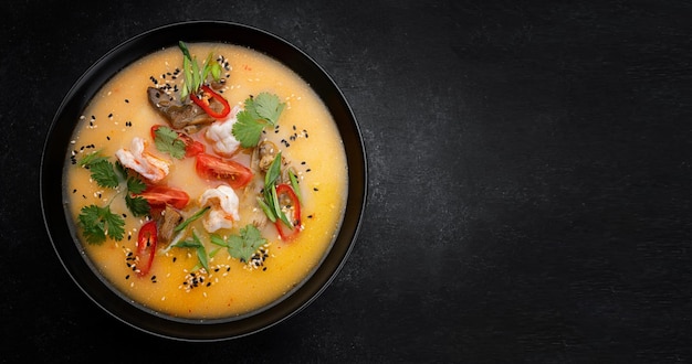 Miso-Suppe mit Garnelen, Pilzen und Gemüse