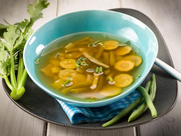 Miso-Suppe mit Zucchini aus grünen Bohnen und Sellerie-vegetarisches Essen