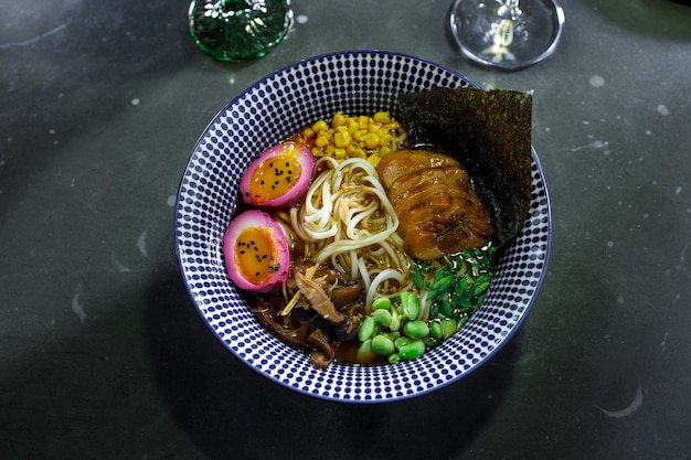 Misosuppe mit Aalpilzen, Eiern, Gemüse und Udonnudeln