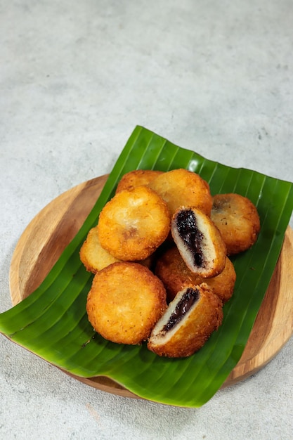 Misro jemblem o klenyem son buñuelos indonesios hechos de mandioca frita y rellenos de azúcar