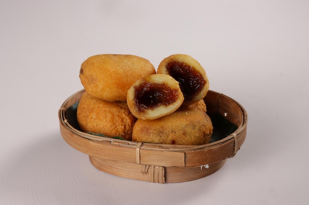 Misro oder Ento Cothot oder Klenyem sind traditionelle indonesische Krapfen aus frittiertem Maniok