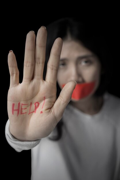 Misshandelte Frau zeigt Hilfewort auf ihrer Handfläche