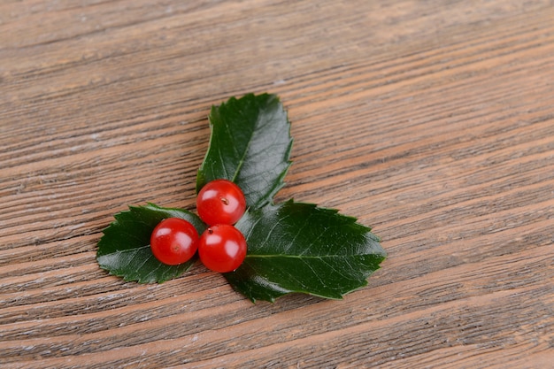 Mistelblätter mit Beeren auf Holzuntergrund