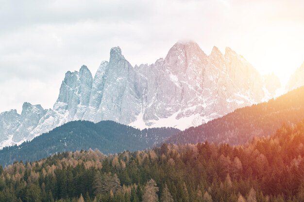 La misteriosa belleza del paisaje alpino Los tonos cambiantes de los picos escarpados contrastan con el verdor del valle Los Dolomitas Alpes italianos
