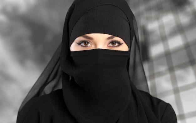 Misteriosa mujer árabe en el fondo