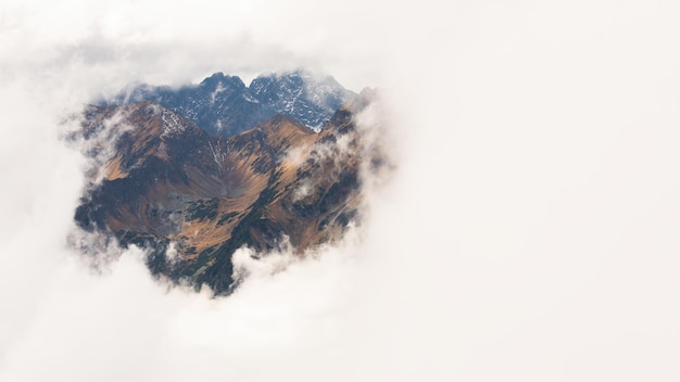 Misteriosas montañas cubiertas por una espesa niebla en la naturaleza
