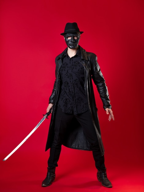 Foto un misterioso asesino ninja en un estilo noir un hombre con ropa de cuero negro