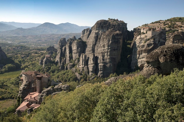 Misterioso pairando sobre mosteiros de rochas de Meteora Grécia