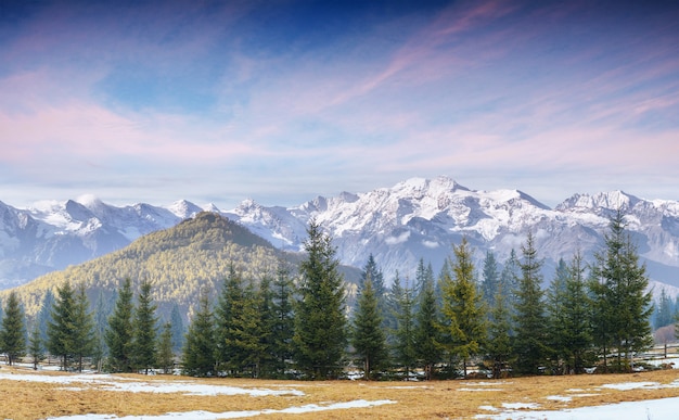 Misterioso paisaje invernal majestuosas montañas