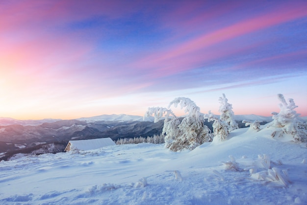 Misterioso paisaje invernal majestuosas montañas