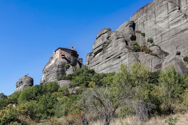 Misteriosos monasterios colgantes sobre rocas de Meteora Grecia