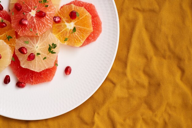 Mistura brilhante de frutas cítricas. Salada de fatias redondas de toranja vermelha e branca