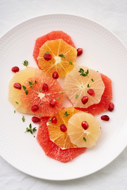 Mistura brilhante de frutas cítricas, vertical. Salada de fatias redondas de toranja vermelha e branca