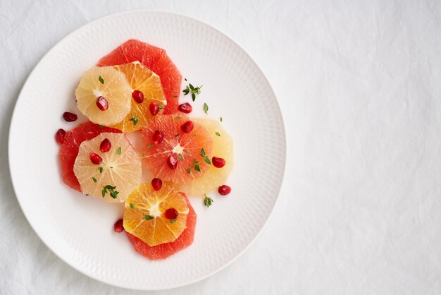 Mistura brilhante de frutas cítricas, vertical. Salada de fatias redondas de toranja vermelha e branca