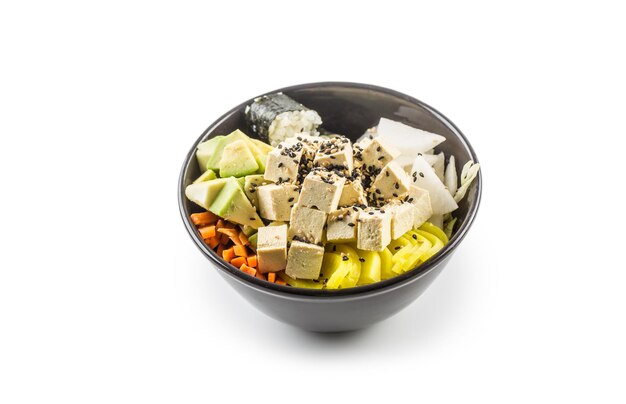 Foto mistura de alimentos japoneses chirashi veggie em tigela isolada em fundo branco