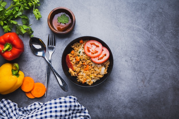 Mistura de arroz frito com nutrição natural e legumes frescos no fundo do chão de cimento escuro, conceito de alimentação limpa e boa refeição saudável para o menu