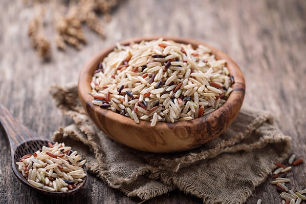 Foto mistura de arroz marrom, vermelho e selvagem na tigela